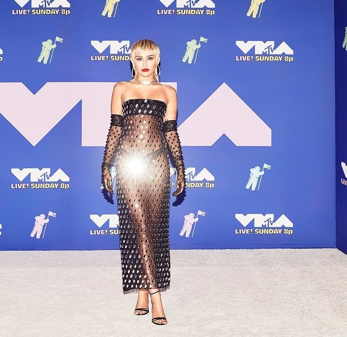 Майли Сайрус поразила красотой прозрачного платья на MTV VMA 2020