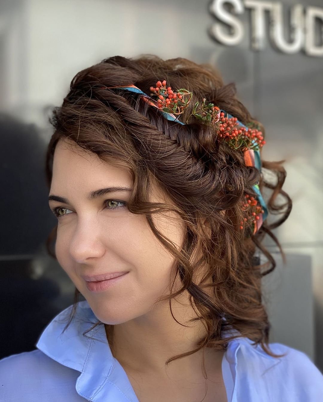 Екатерина Климова показала причёску с веточками рябины в волосах