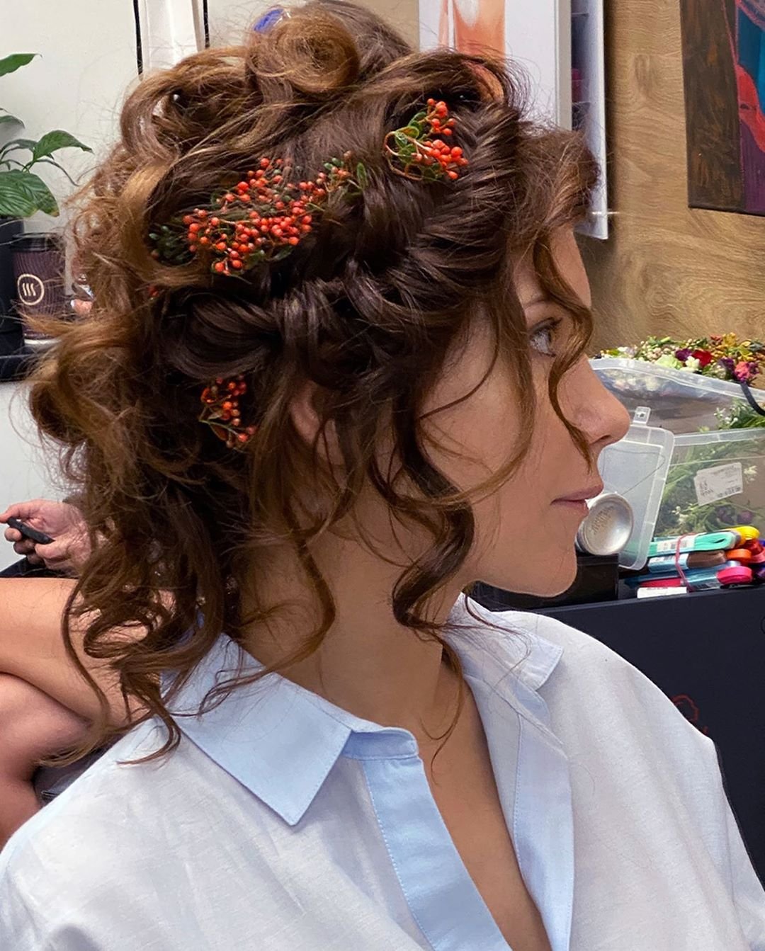Екатерина Климова показала причёску с веточками рябины в волосах