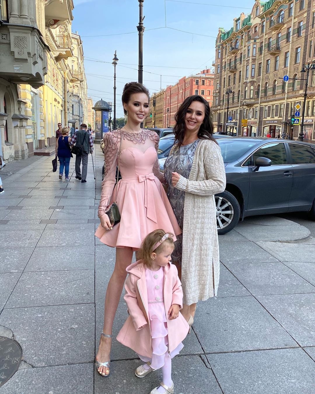Анастасия Костенко показала стильный образ в розовом платье