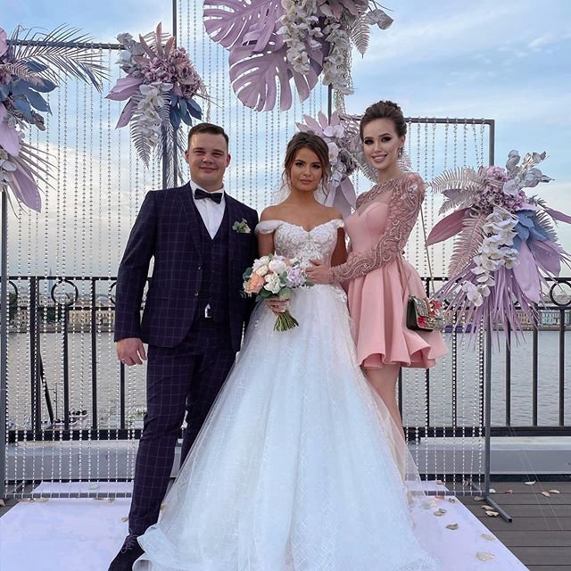 Анастасия Костенко показала стильный образ в розовом платье