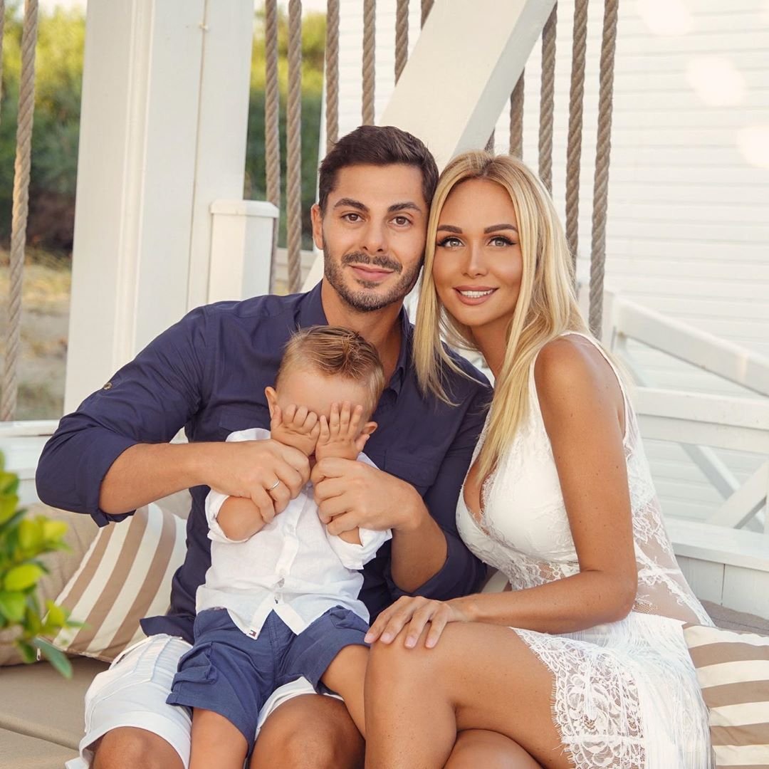 Семейная фотосессия Виктории Лопырёвой с сыном и мужем получилась слишком "горячей"