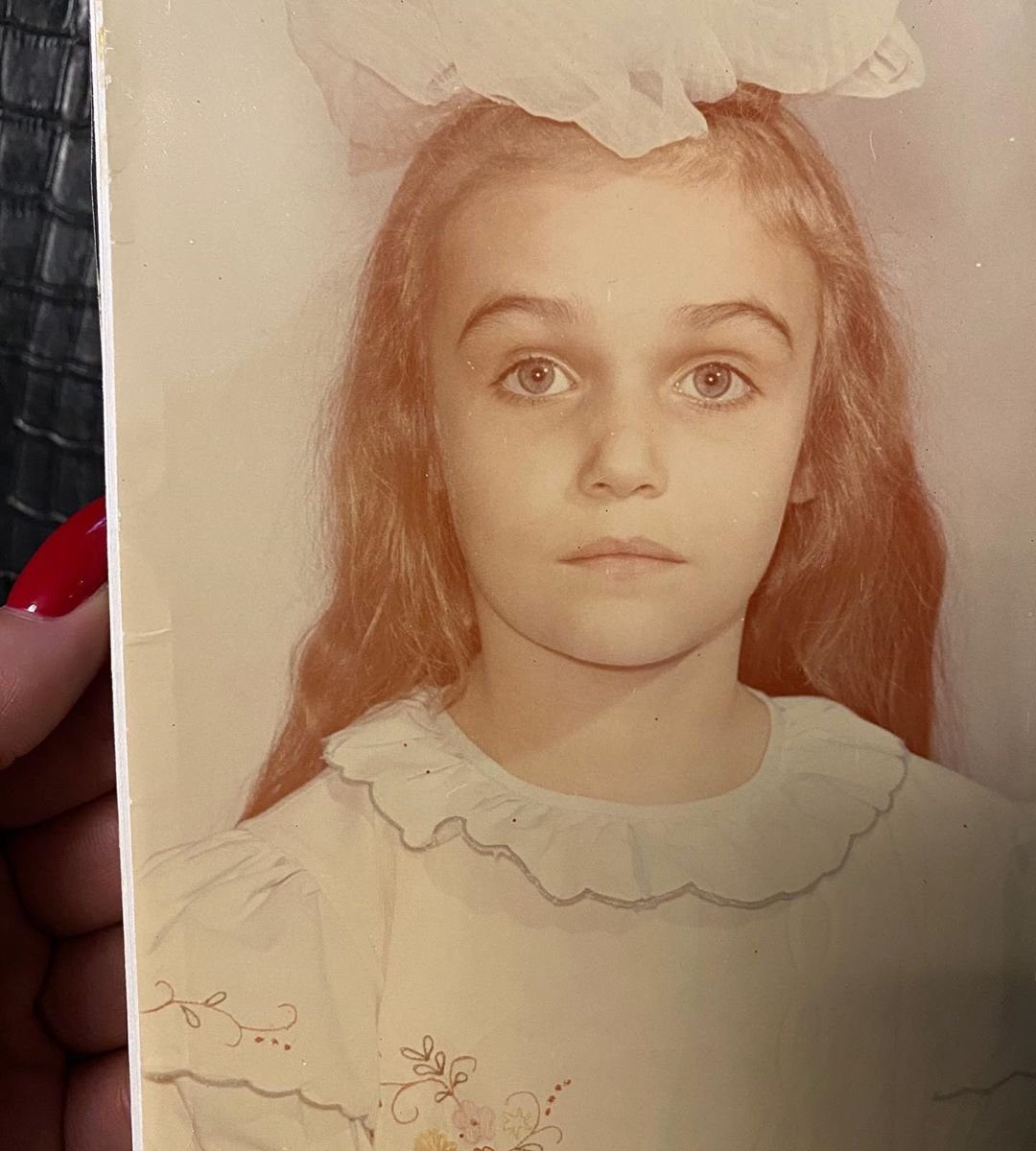Алёна Водонаева опозорилась, показав фото из детства в прозрачной пижаме
