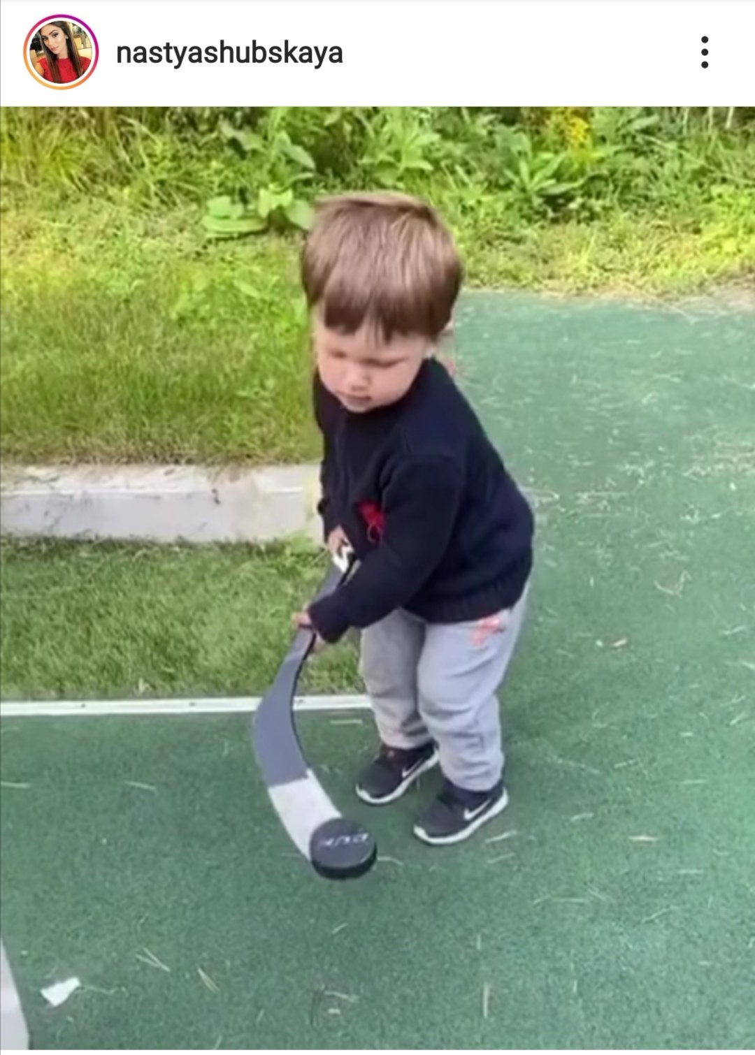 2-летний сын Александра Овечкина удивил всех фокусом с шайбой