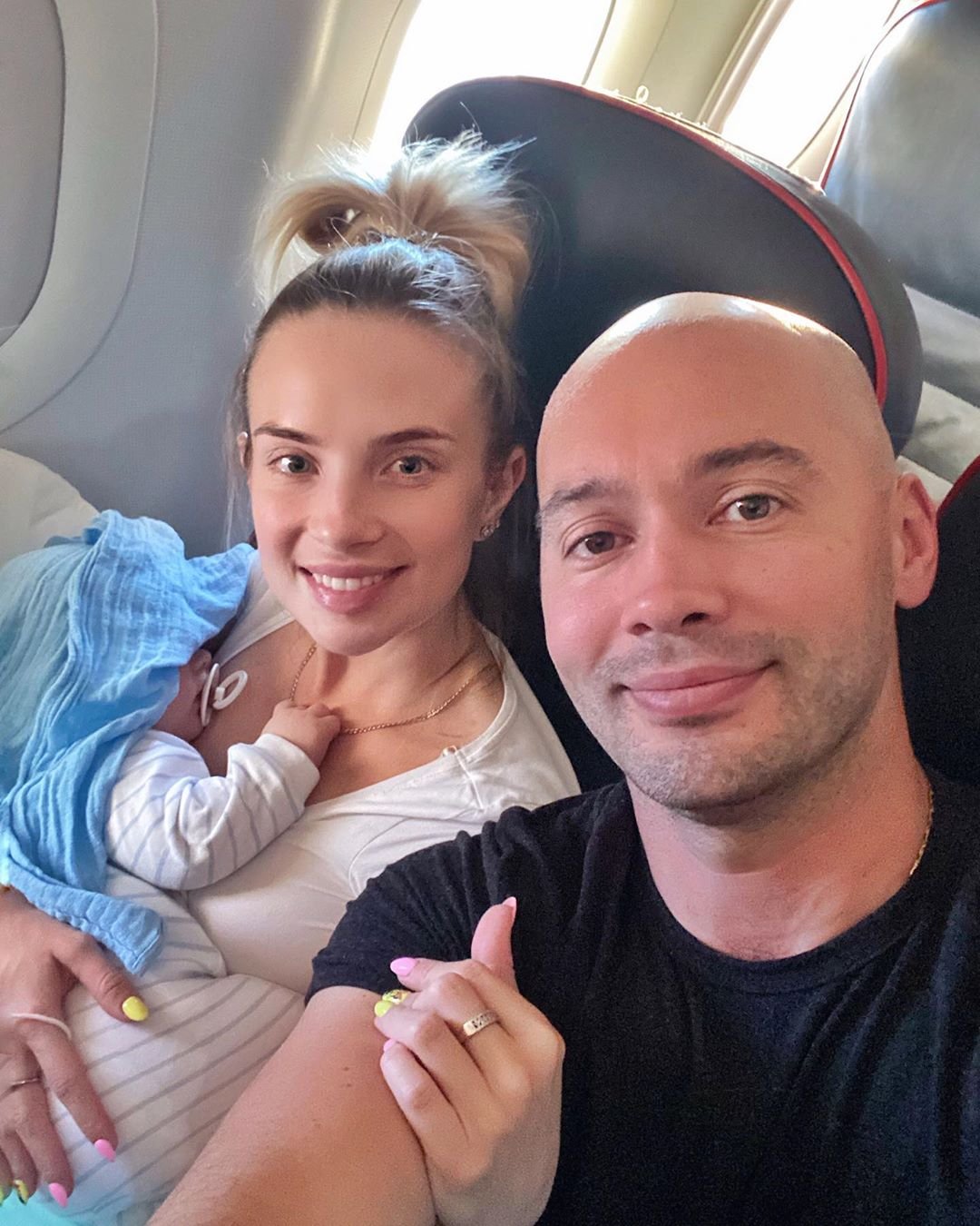 Андрей Черкасов вывез жену и новорожденного сына за границу