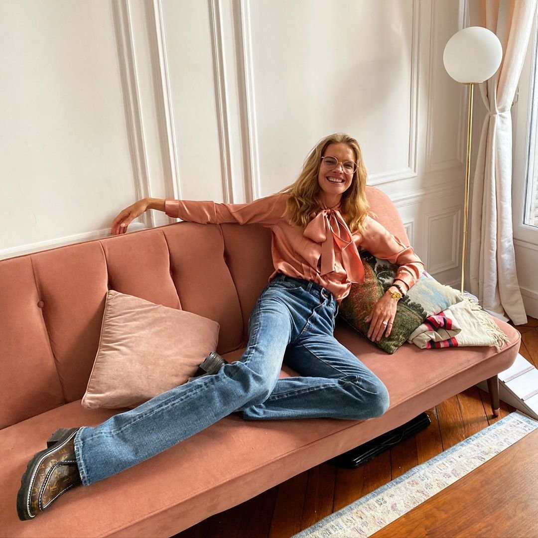 Наталья Водянова продемонстрировала свои длинные ноги на розовом диване