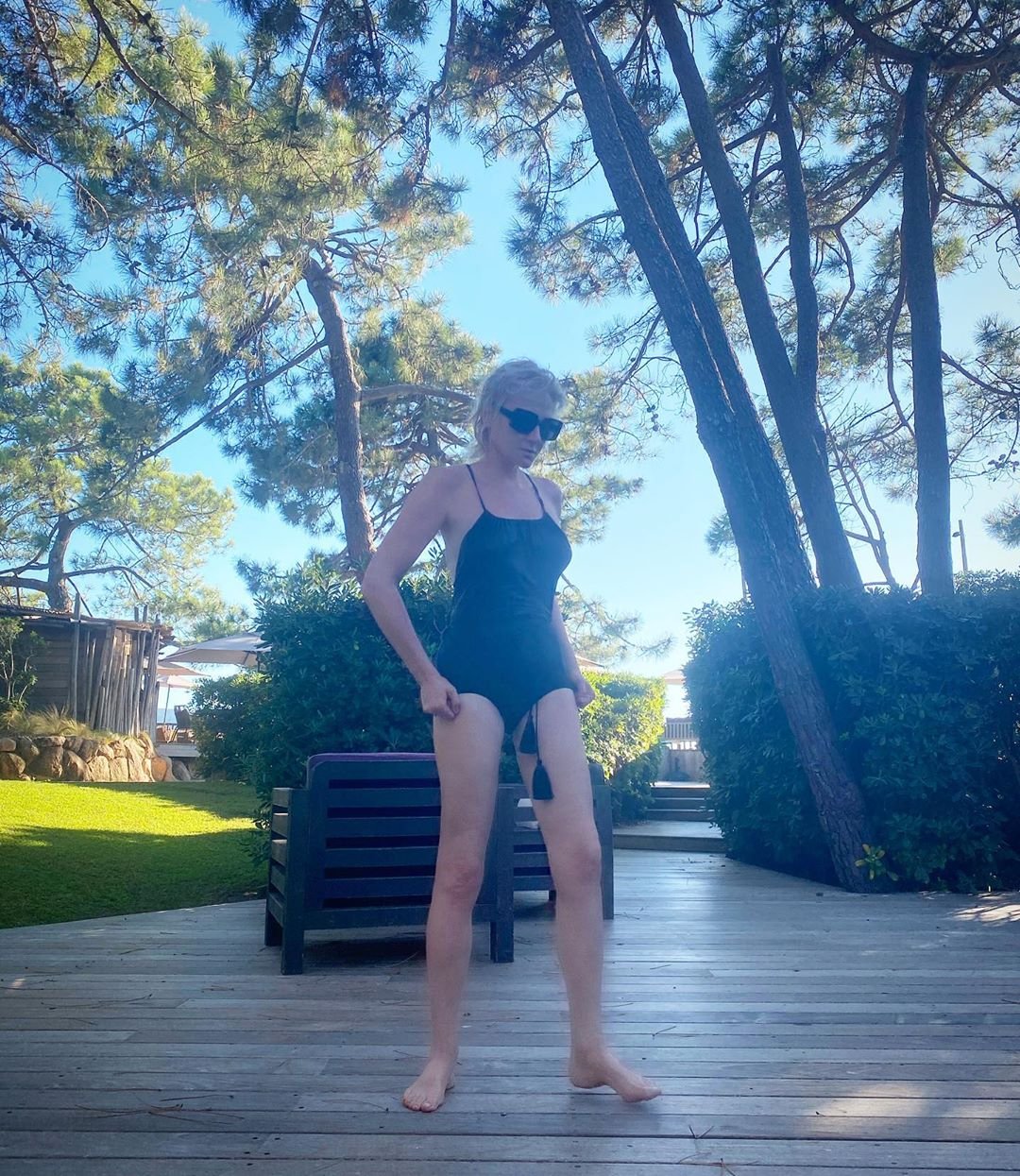 53-летняя Рената Литвинова показала свои длинные ноги в купальнике