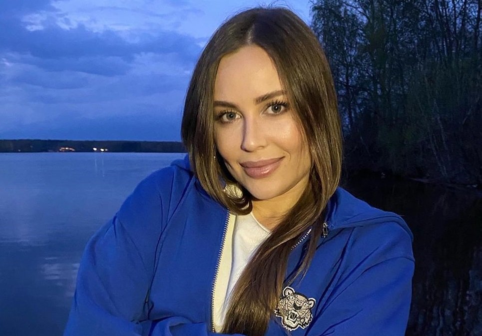 Юлия Михалкова вышла на прогулку в шикарном мини