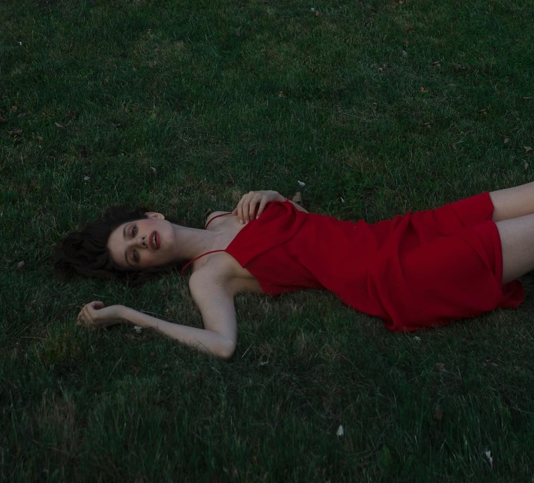 Анна Чиповская устроила пикантную фотосессию на траве