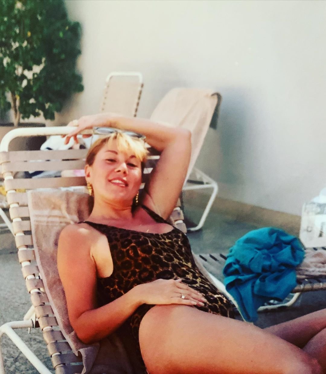 Татьяна Плаксина показала архивный снимок матери в леопардовом купальнике