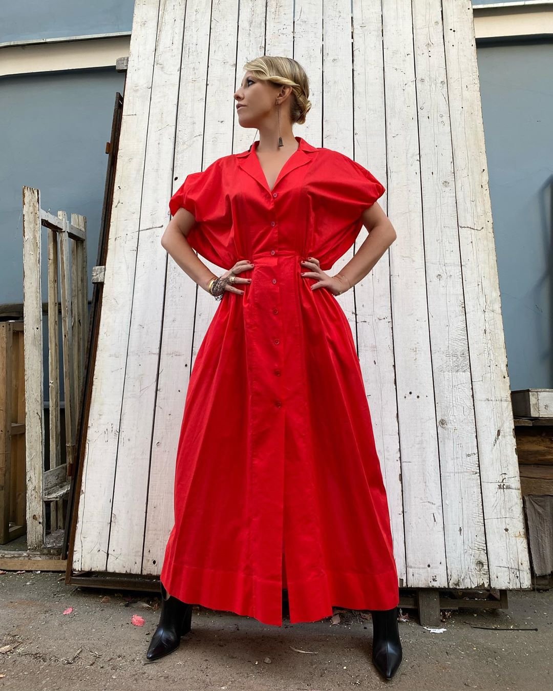 Ксения Собчак в красном платье насладилась сентябрьским солнцем