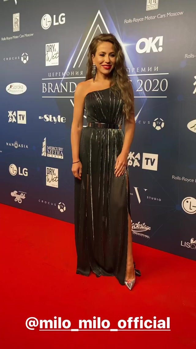 Юлия Барановская в вечернем платье провела премию "Brand Awards 2020"