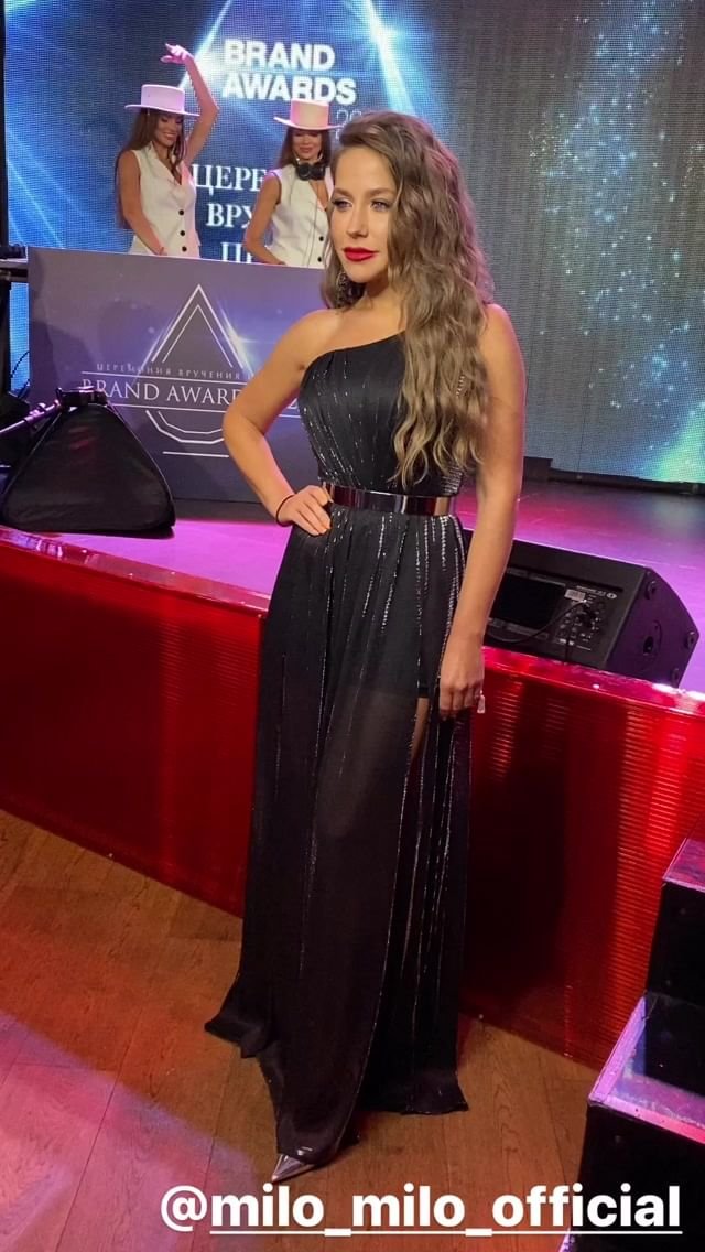 Юлия Барановская в вечернем платье провела премию "Brand Awards 2020"