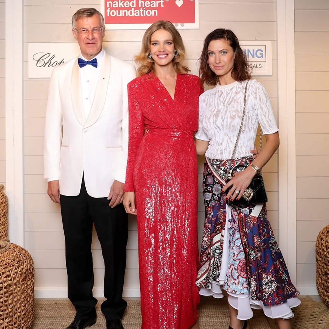 Наталья Водянова предстала в красном платье на вечере по сбору средств больным детям