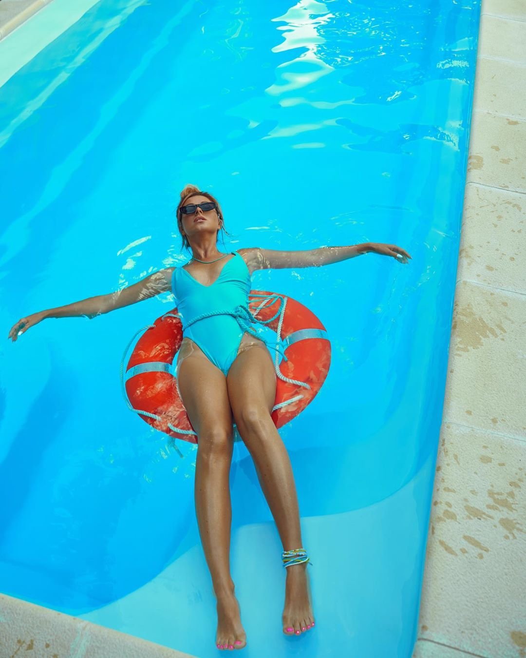 Нюша снялась в сочной фотосессии для рекламы купальников