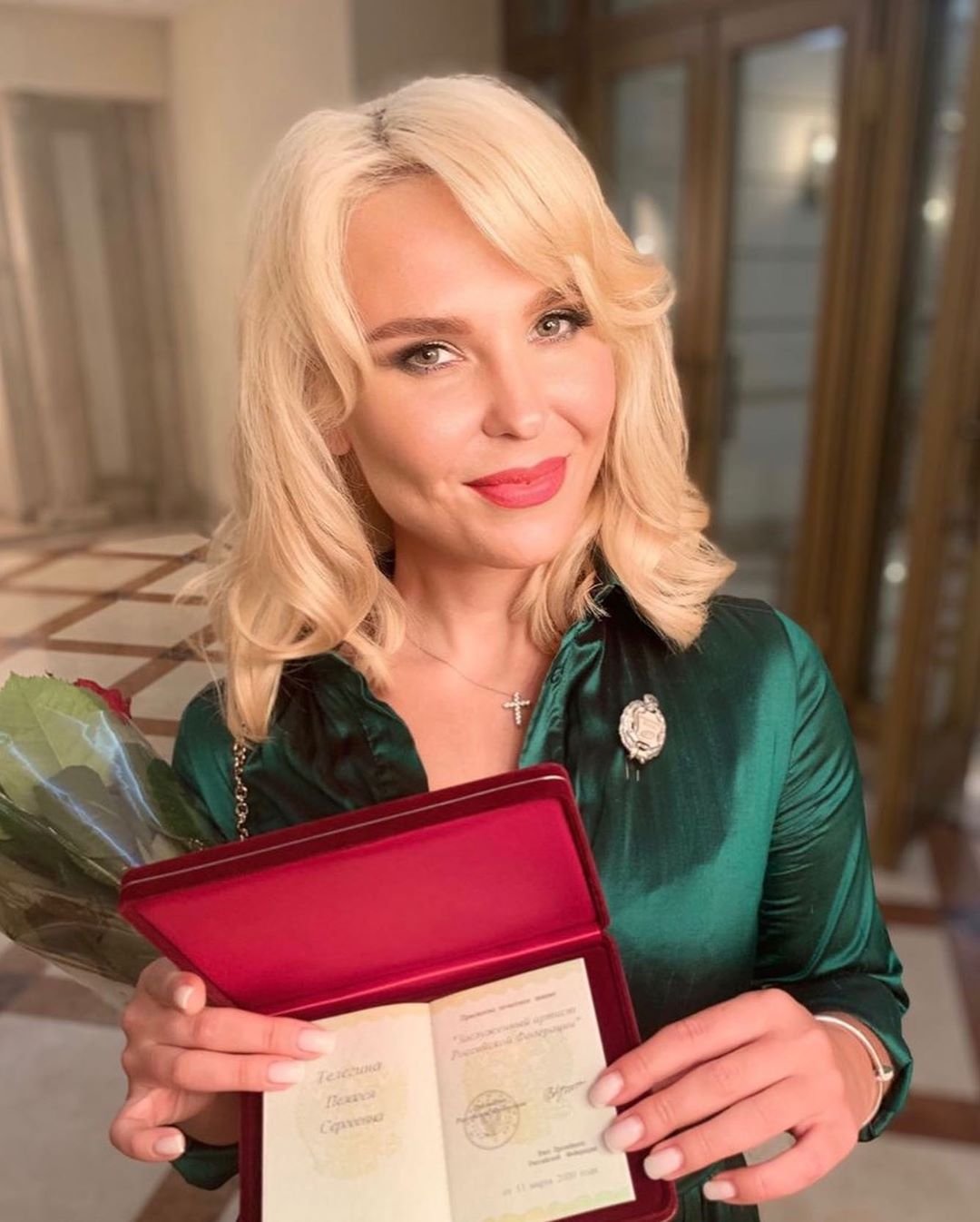 Пелагея выбрала изумрудное платье для получения награды "Заслуженная артистка РФ"