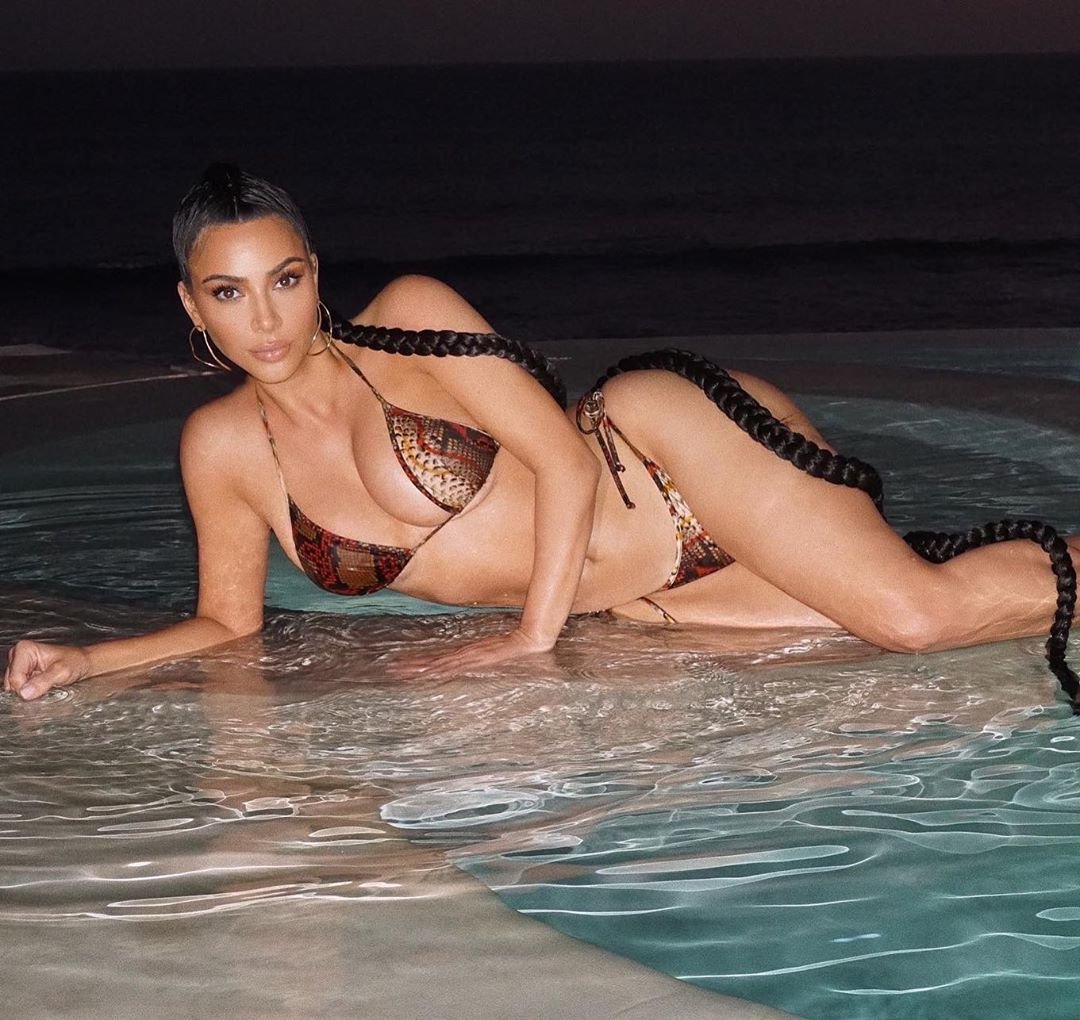 Ким Кардашьян показала себя в купальнике в 2006 и 2020 году
