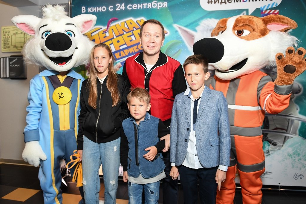 Первый выход в свет: Евгений Миронов посетил кинопремьеру в компании 6-летнего сына