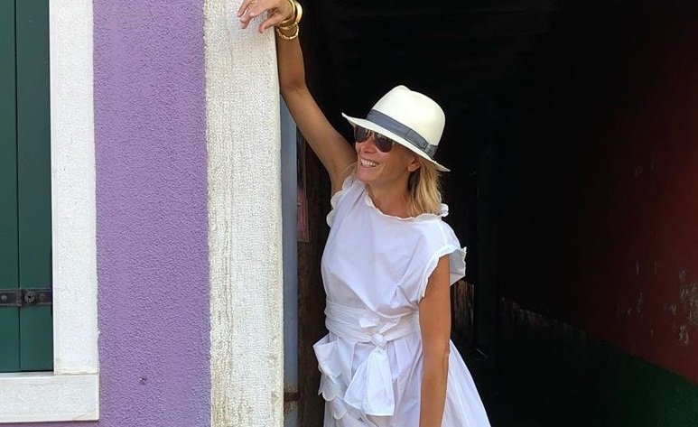 Юлия Высоцкая в романтичном белом платье прогулялась по Венеции