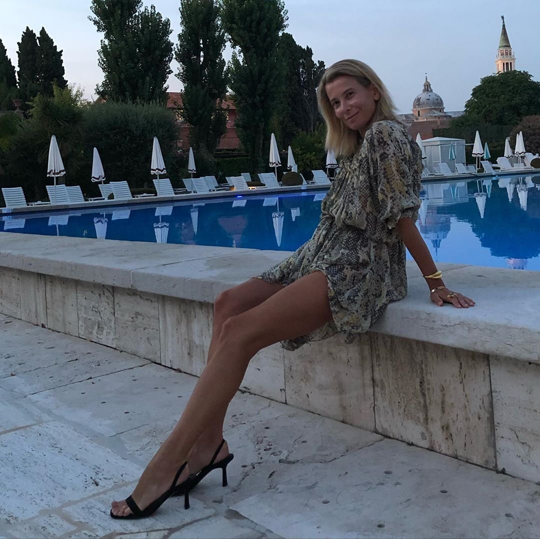 "Вот это труд": Юлия Высоцкая продемонстрировала идеально стройные ноги