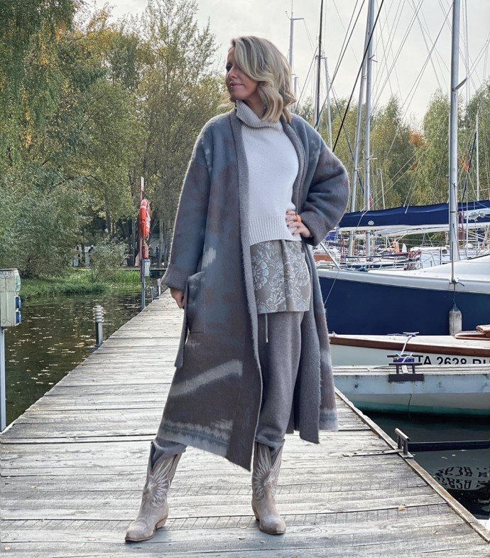 5 элементов одежды и все серые: необычный внешний вид Ксении Собчак