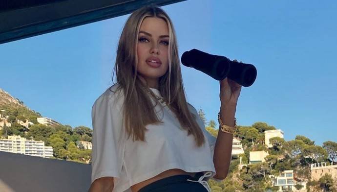 Виктория Боня в джинсовом комплекте вышла встречать рассвет в Монте-Карло