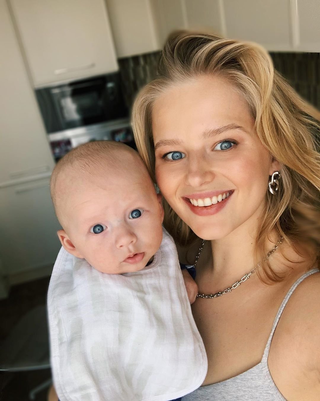 "Глаза нереальные!": Саша Бортич умилила сеть снимком новорожденного сына