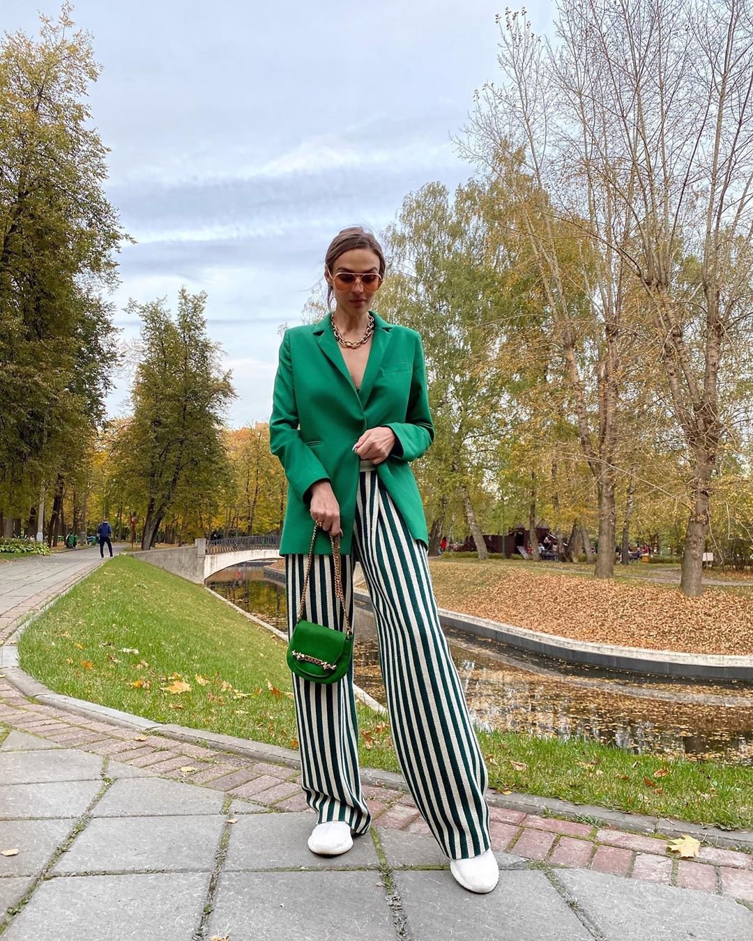 Алёна Водонаева сочетает зелёный классический жакет с кроссовками