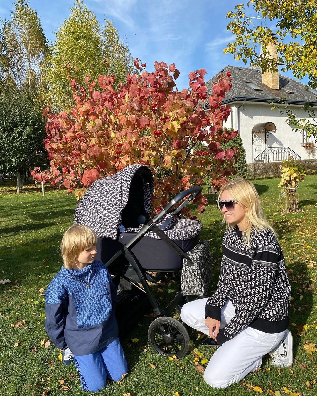 Яна Рудковская в стильном образе отправилась на прогулку с новорожденным сыном