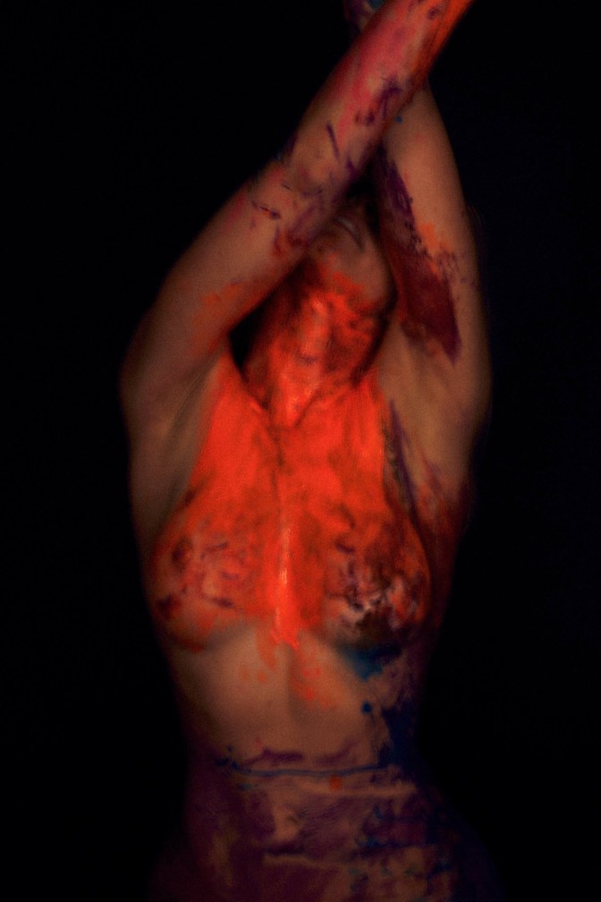 Натали Розер представила яркую фотосессию, раздевшись и вымазавшись в краске