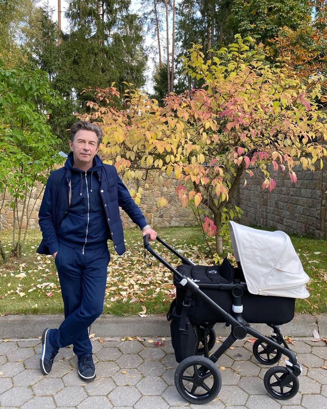 62-летний Валерий Сюткин погулял с новорожденным сыном