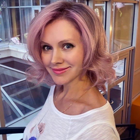 Певица Натали сменила цвет волос на розовый