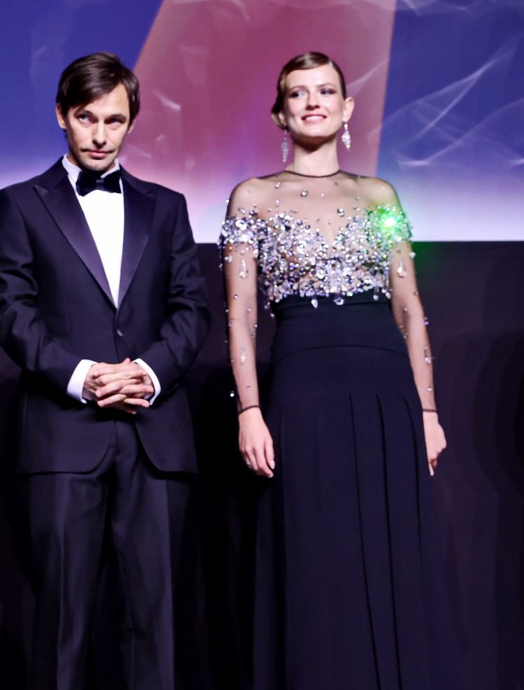 Софья Эрнст выбрала изящное платье для премьеры фильма "На острие"