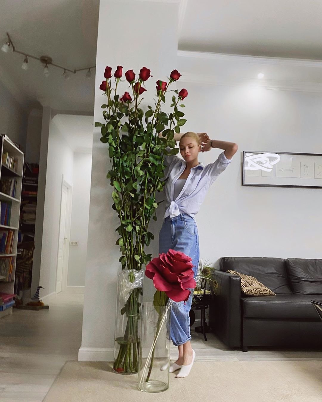 Алёна Шишкова получила огромный букет роз от неизвестного поклонника