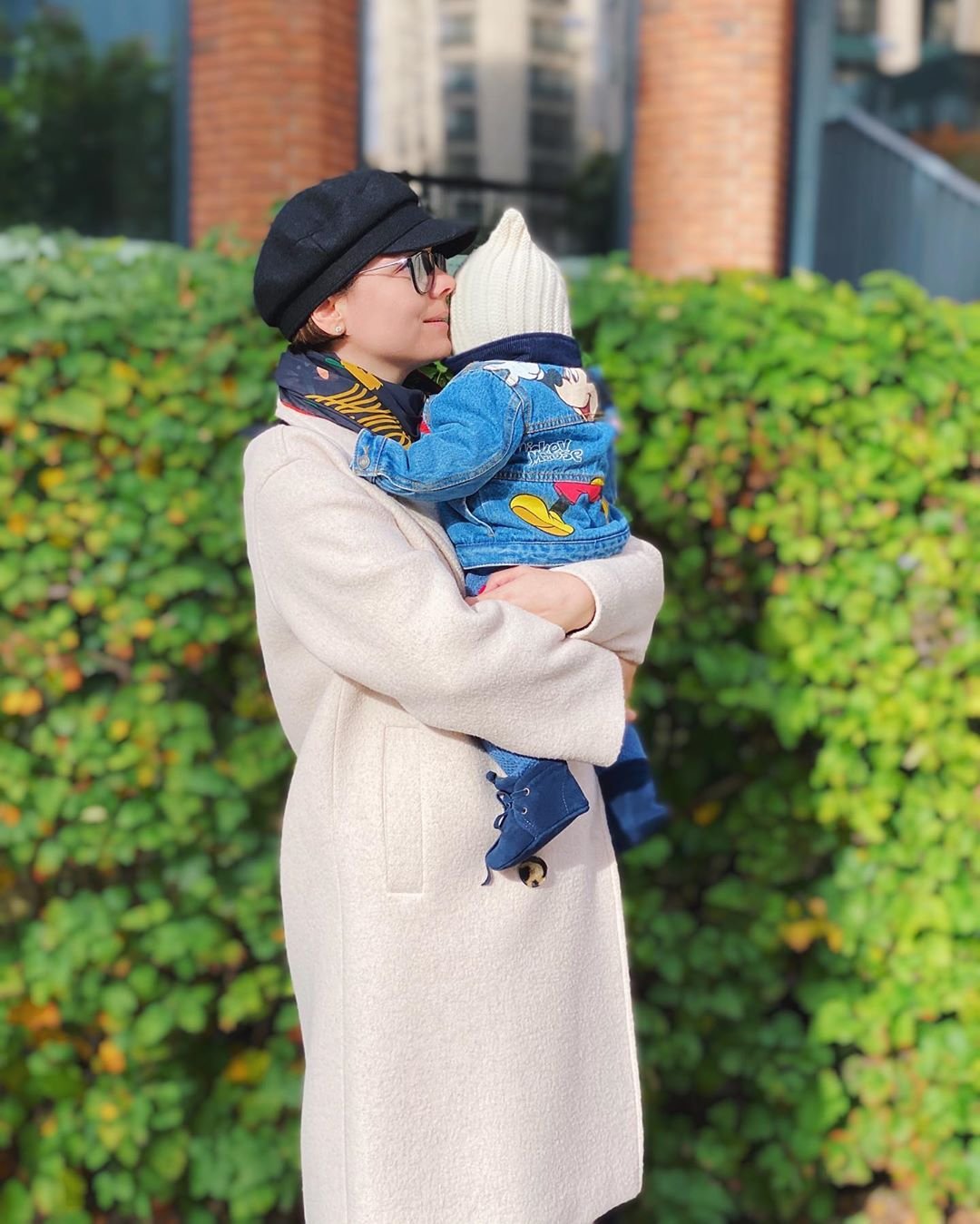Татьяна Брухунова в стильном образе отправилась на прогулку с сыном