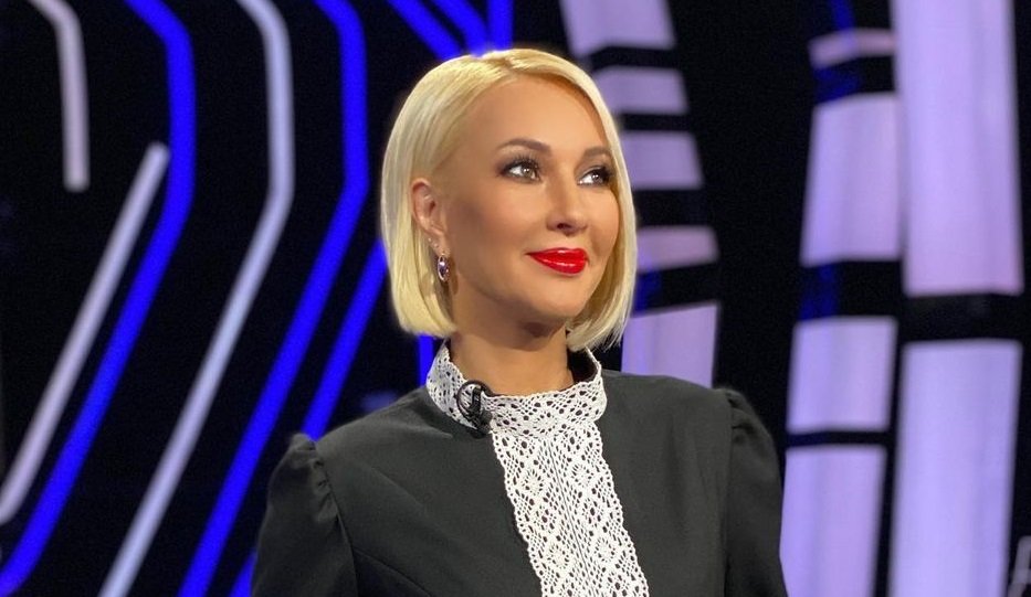 Лера Кудрявцева сменила стиль "Барби" на деловой образ