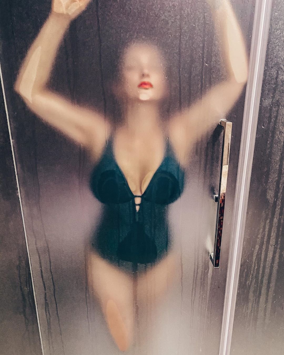 Анфиса Чехова снялась в мокром купальнике в душе