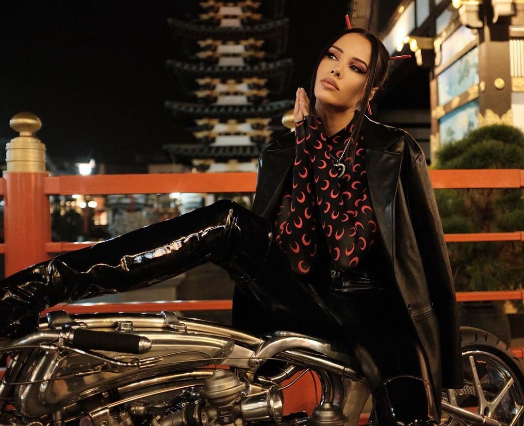 Анастасия Решетова предстала в чёрном латексе на мотоцикле