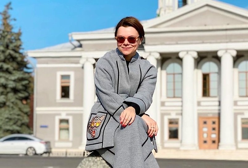 Татьяна Брухунова в сером костюме прогулялась по улочкам Тулы