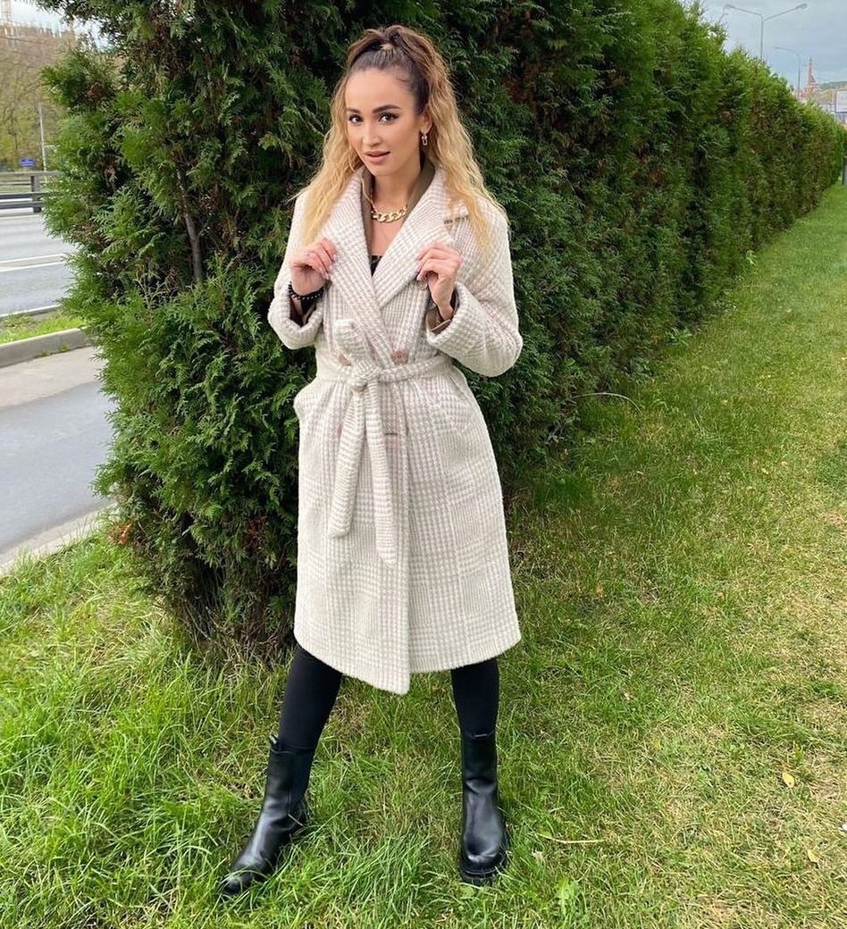 Ольга Бузова прикупила стильное пальто на осень