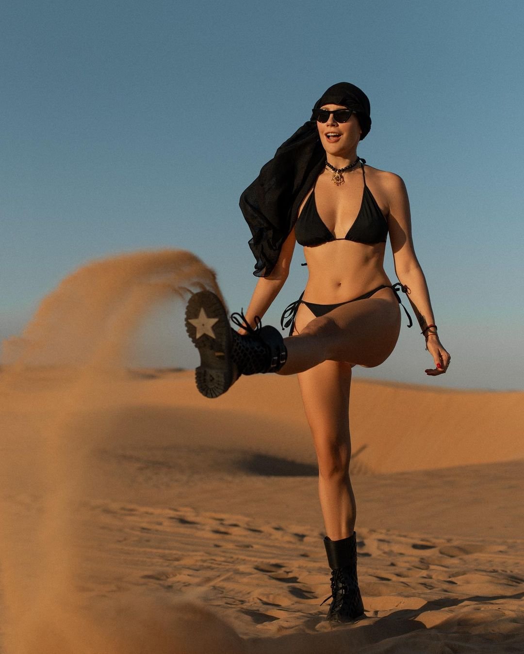 Елена Летучая предстала в чёрном бикини и грубых полуботинках на фоне пустыни