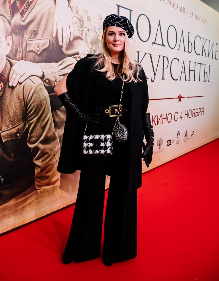 Мария Кожевникова в образе парижанки посетила премьеру фильма