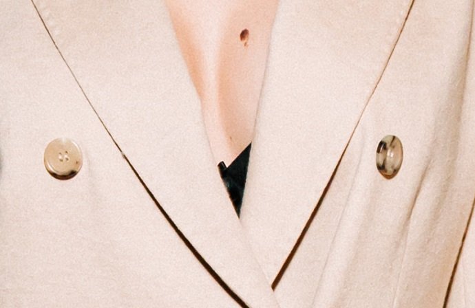 Агата Муцениеце предстала в пиджаке с глубоким вырезом на премьере фильма