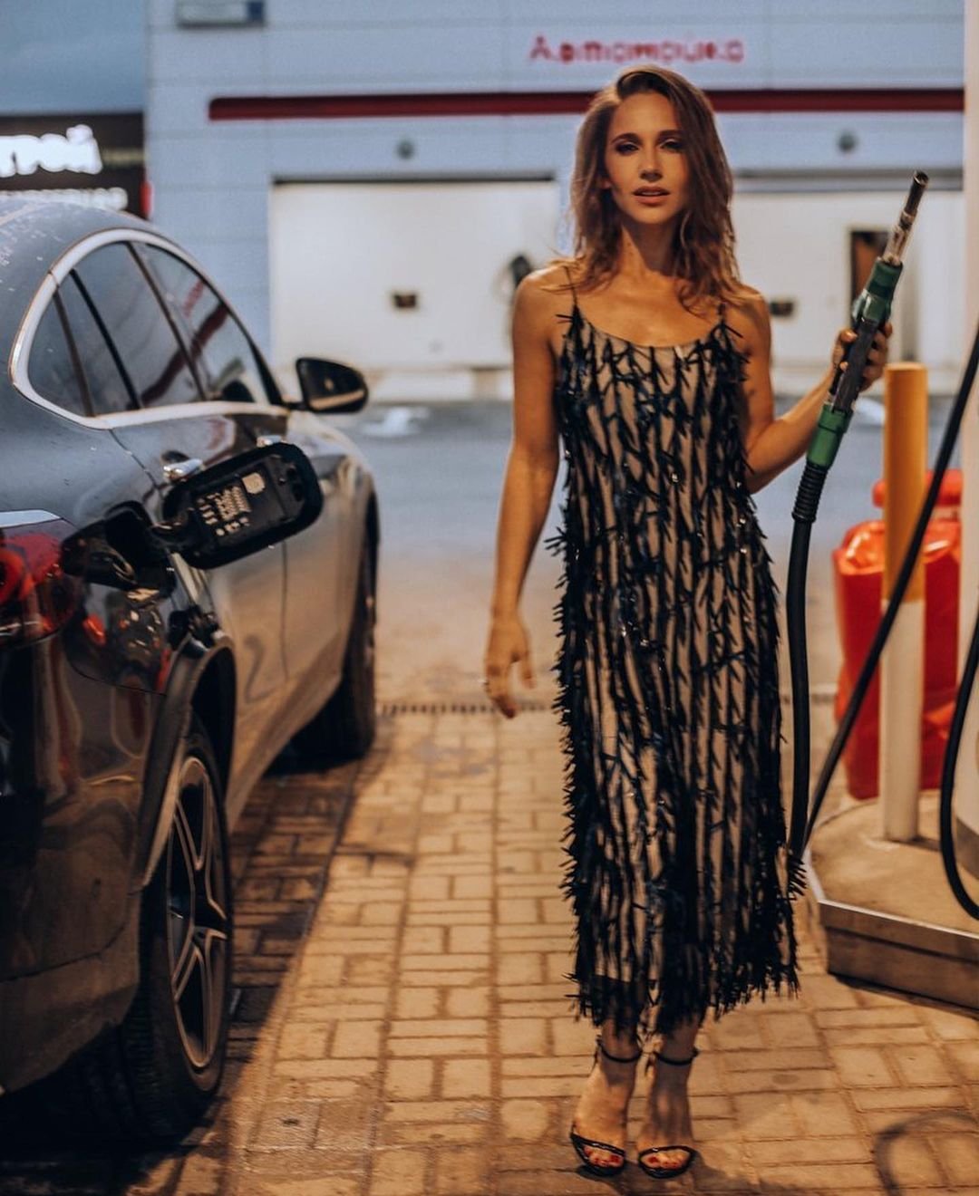 Юлия Ковальчук отправилась на заправку в полупрозрачном платье