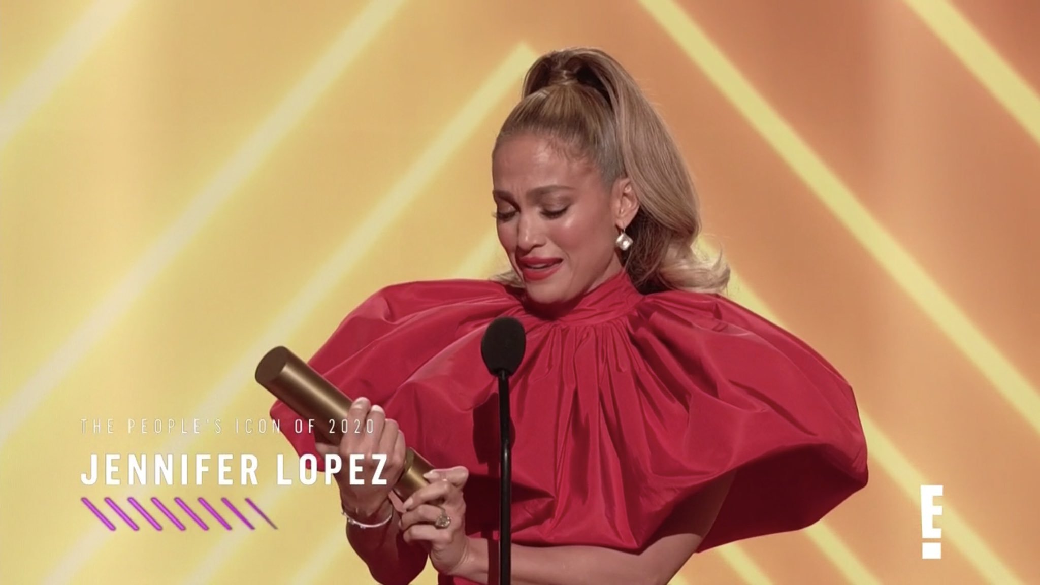 Образ Дженнифер Лопес стал самым эффектным на премии People's Choice Awards