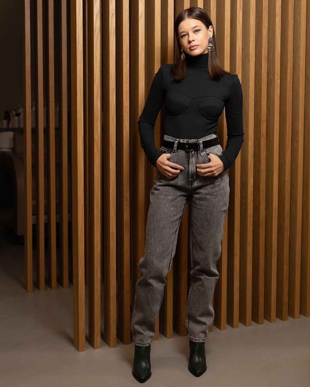  Екатерина Шпица предстала в модных серых джинсах