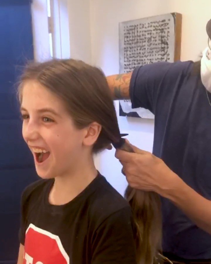9-летний сын Алисии Сильверстоун избавился от длинных волос после насмешек