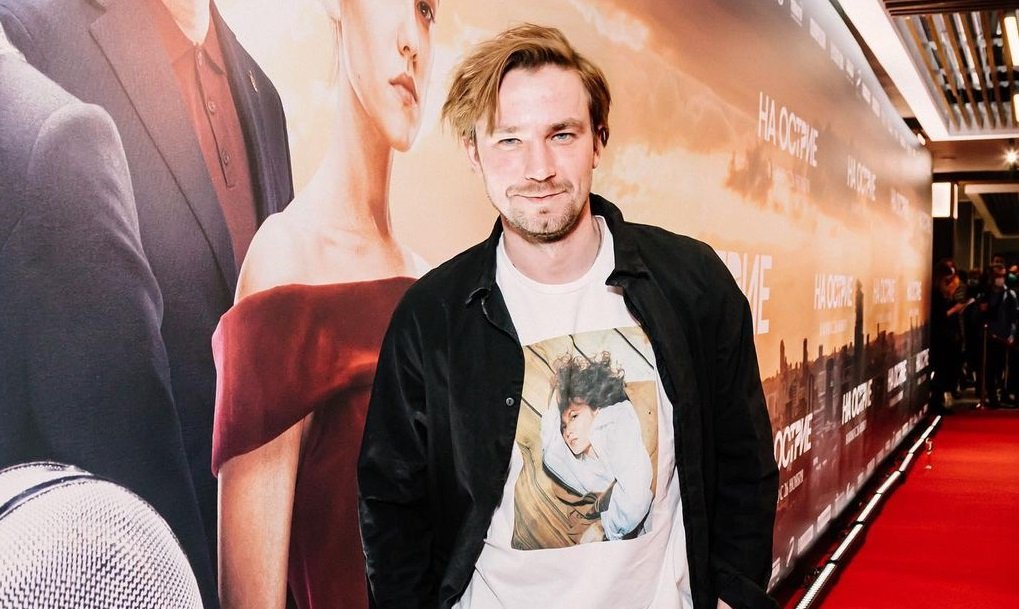 Александр Петров пришёл на премьеру с портретом возлюбленной на футболке