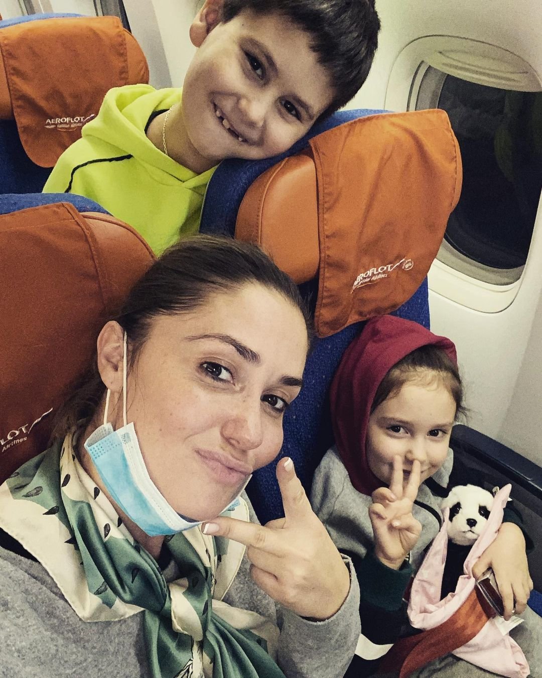 Агата Муцениеце с детьми улетела на отдых после выписки Павла Прилучного