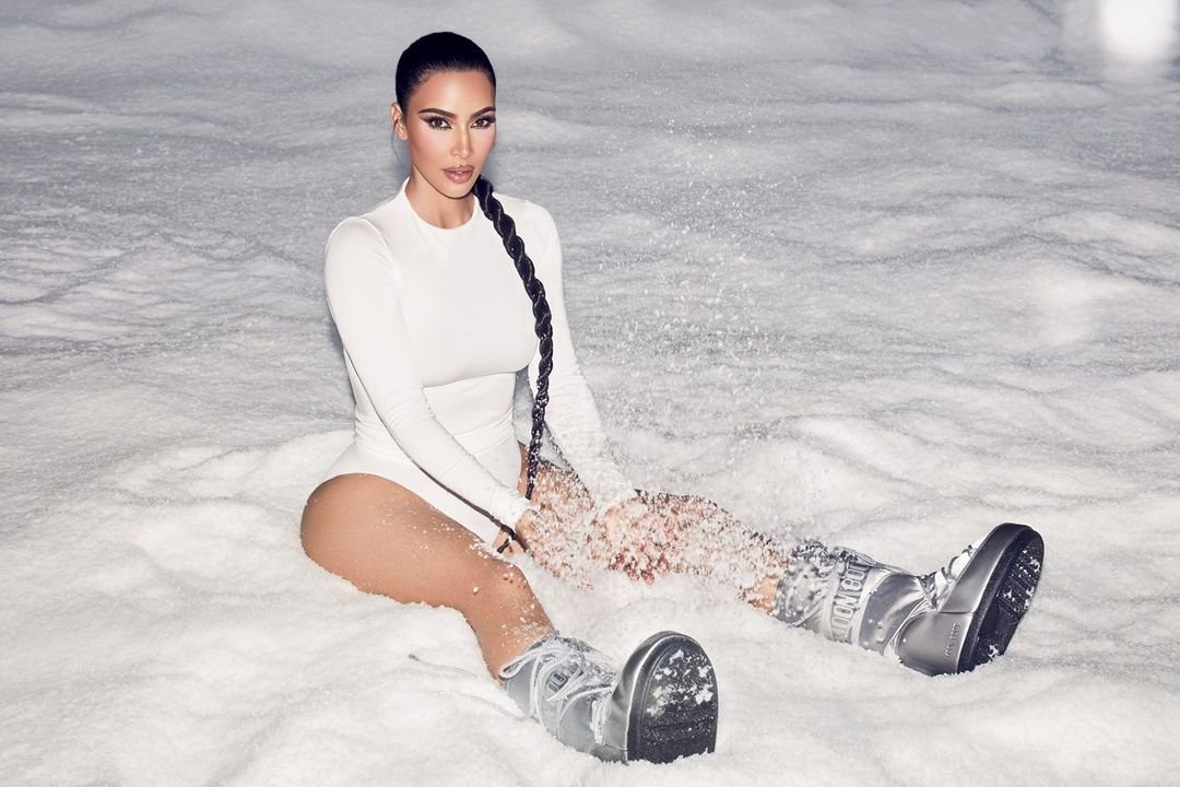Ким Кардашьян присела голыми ногами на снег и сделала платье из платка со своим лицом